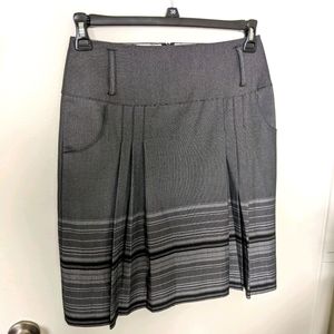 Pleated skirt with stripes